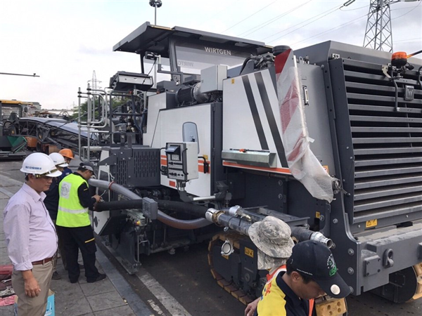 Bóc, trải lớp bê tông nhựa trên đường Yên Phụ bằng công nghệ mới