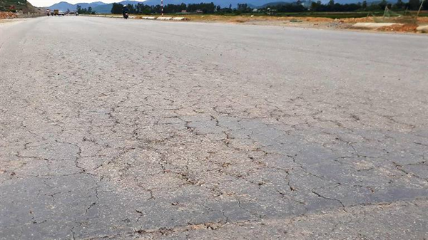 Rạn nứt mặt nhựa trên đường N5: Do phát sinh mạch nước ngầm