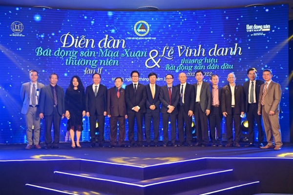 Tôn vinh những cánh chim đầu đàn kéo thị trường bất động sản vượt bão Covid-19